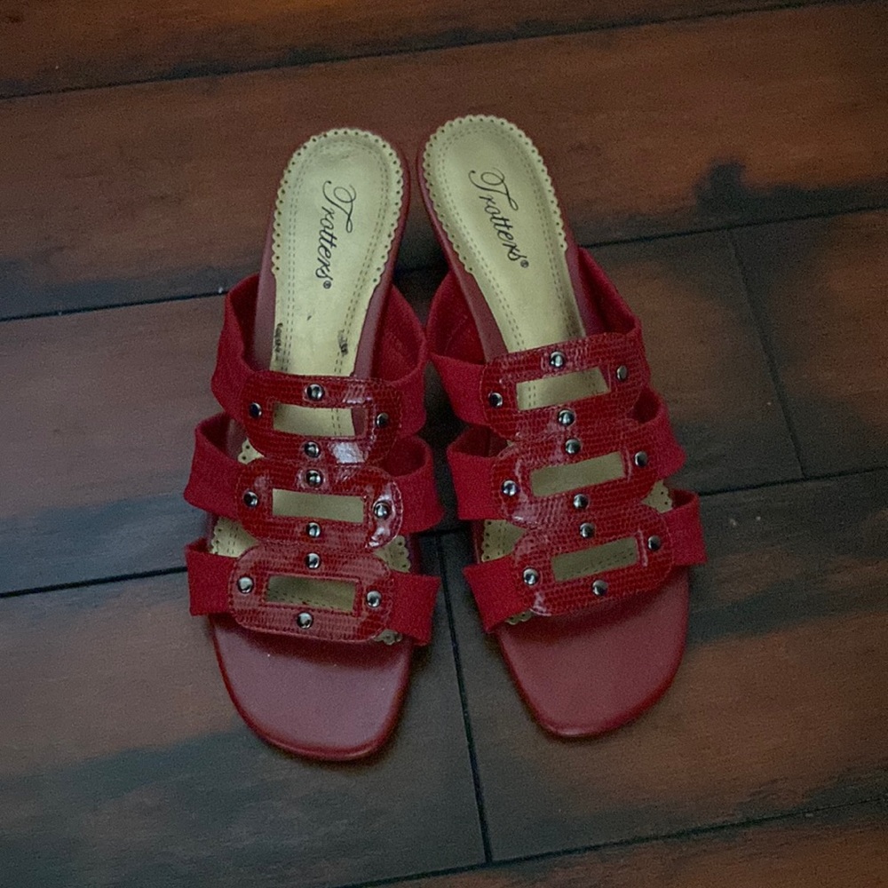Trotters red sandal 9 1/2